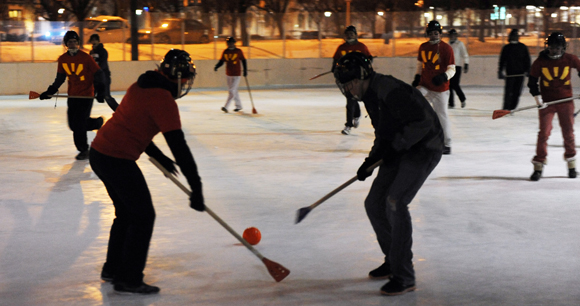 Hommes jouant du ballon balai / Men Playing Broomball: West